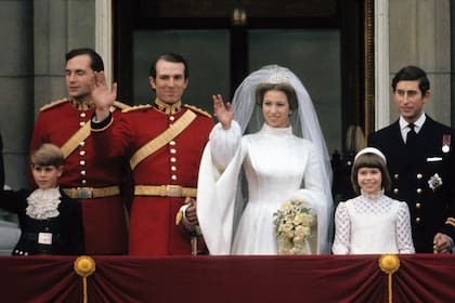Ana y Mark Phillips en el balcón del Palacio de Buckingham tras la primera boda de la princesa, el 14 de noviembre de 1973. A la derecha de la imagen, el hermano de la novia, Carlos, por entonces príncipe de Gales. Los niños son su hermano menor, el príncipe Eduardo (hoy duque de Edimburgo), y su prima Sarah Armstrong-Jones (hoy Sarah Chatto), hija de la princesa Margarita