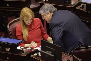 Anabel Fernández Sagasti y José Mayans dialogan durante la sesión que trató la ampliación de miembros de la Corte Suprema