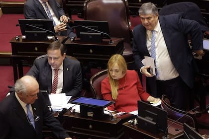Anabel Fernández Sagasti y José Mayans dialogan durante la sesión que trata la ampliación de miembros de la Corte Suprema