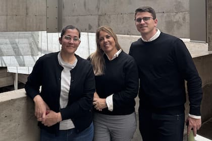 Anabela Guilarducci, María Gabriela Paraje y Pablo Montequín, de CalFix, una startup de base tecnológica que desarrolló un método para reparar fisuras en el hormigón con bacterias que producen calcita