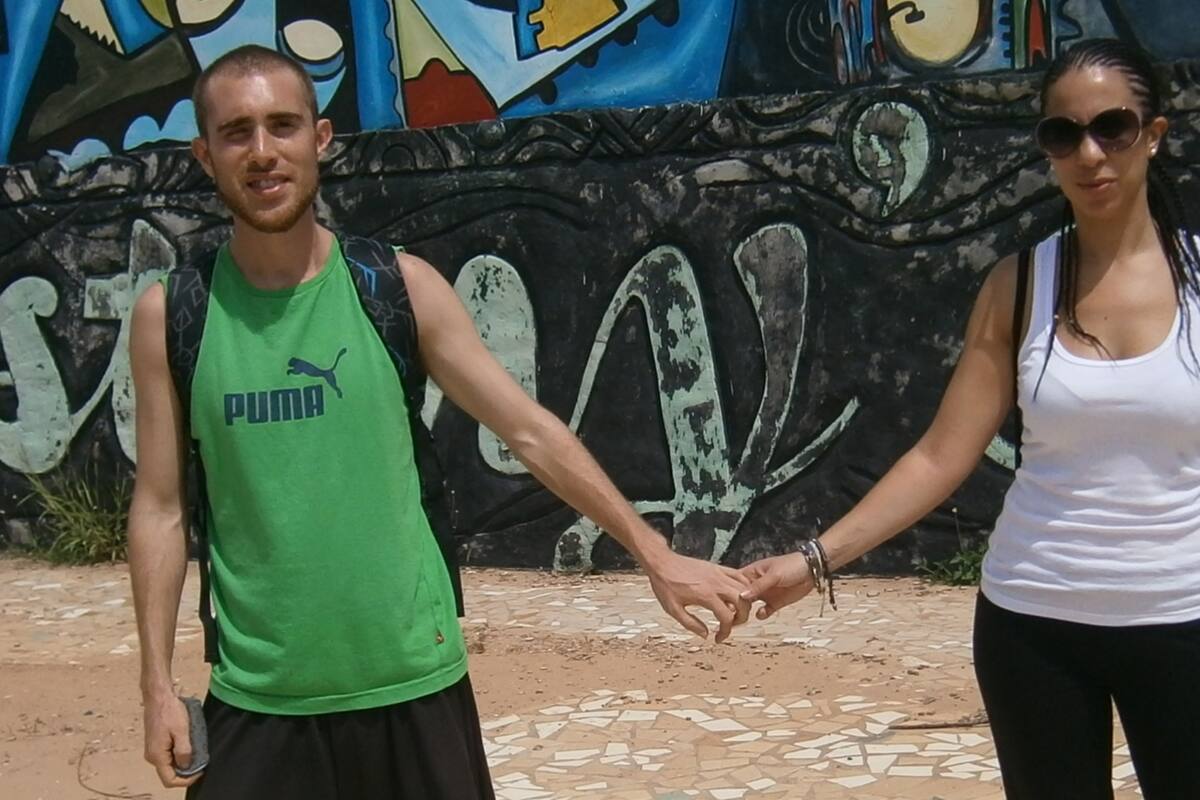 Anabella y su hermano en un paseo en Gambia.