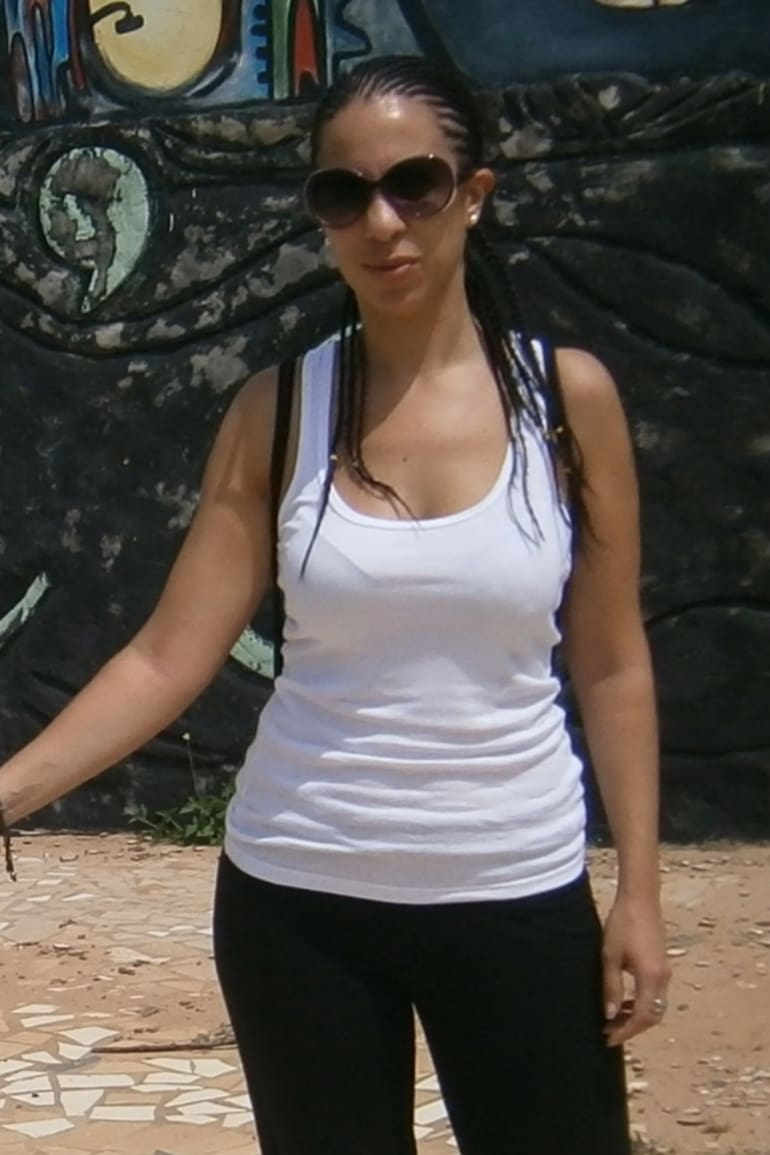 Anabella y su hermano en un paseo en Gambia.