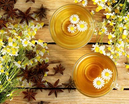 Añadir la infusión al agua del baño para disfrutar de sus propiedades calmantes y antiinflamatorias en todo el cuerpo