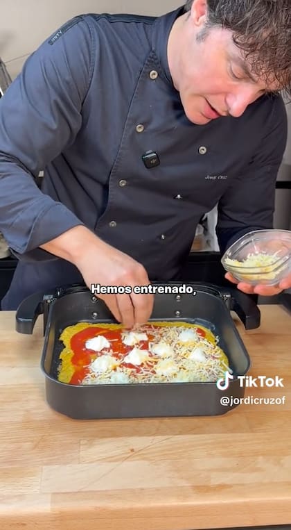 Añadir la salsa y el queso cuando la base esté lista