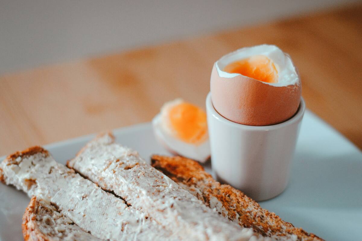 Añadir un poco de vinagre o jugo de limón al agua cuando hervís huevos facilita la cocción