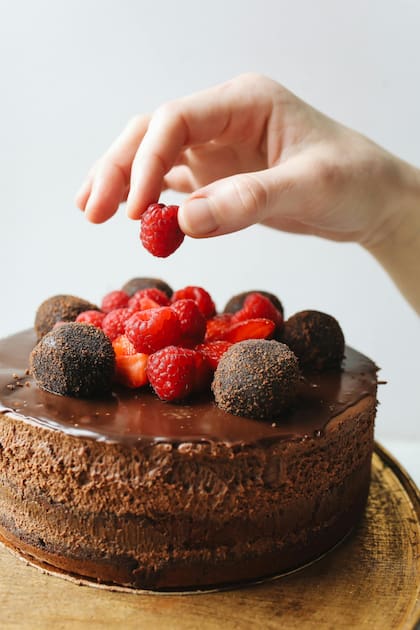 Añadirle frutos rojos a la torta de chocolate deja un contraste único de colores y sabores