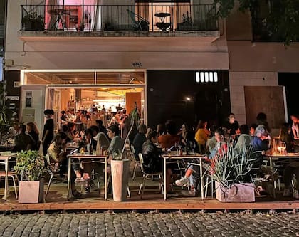 Anafe, salón y veredita en Colegiales