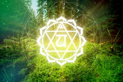 Anahata está ubicado en el centro del pecho y su nombre en sánscrito representa el sonido que ocurre cuando dos cosas se chocan