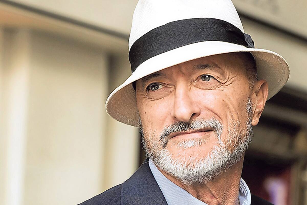 "Analfabeto tecnológico como soy, la parte de mi vida confiada al teléfono móvil es poca", dice Pérez-Reverte