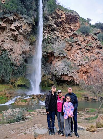 Analía Beatriz Álvarez López con su familia en el "Salto de la Novia", un atractivo turistico natural, que se encuentra a menos de una hora del centro de Valencia