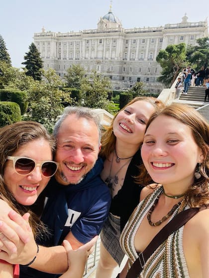 Analía Castro junto a su marido y sus dos hijas (Foto: Analía Castro)