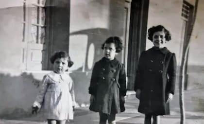Analía Clevers es la menor. Aquí, en San Juan, junto a dos de sus hermanas. Poco después llegaría el episodio que marcó la vida de los sanjuaninos. El terremoto de 1944