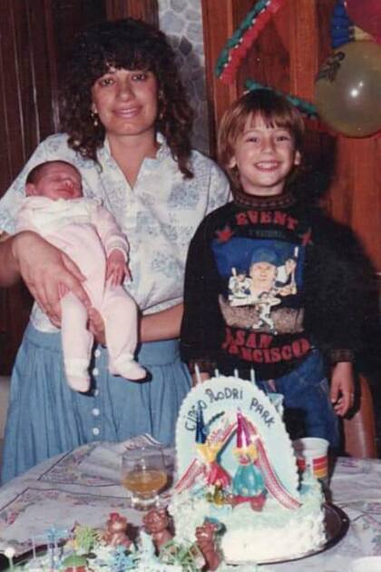 Analía con Florencia en brazos y junto a Rodrigo, durante un cumpleaños de él.