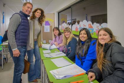 Analia Maiorana y Diego Santilli ya votaron en las PASO 2023 donde el dirigente del Pro buscará imponerse como el candidato de Juntos por el Cambio en las generales del 22 de octubre