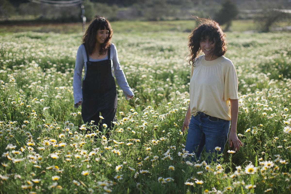 Analía Tártalos (izquierda) y Susana Tártalos (derecha) fabrican sahumos e inciensos en Ibiza