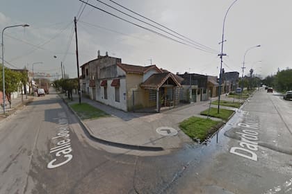 Analía Verónica Gauda, de 46 años, esta mañana recibió varios balazos por parte de su pareja dentro de su domicilio, situado en la intersección de las calles José León Suárez y Dardo Rocha.