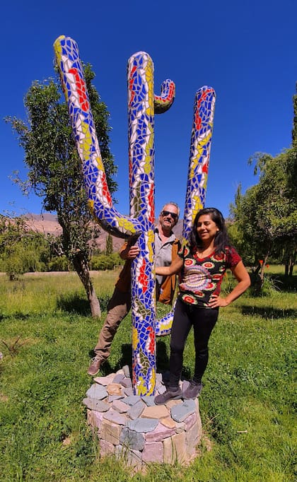 Analía y Rémy, la pareja al frente del Solar del Trópico, junto a una de sus esculturas.