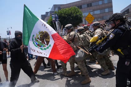 Analistas señalan que el uso de símbolos extranjeros puede tener efectos contraproducentes, como ocurrió en protestas de los años 90