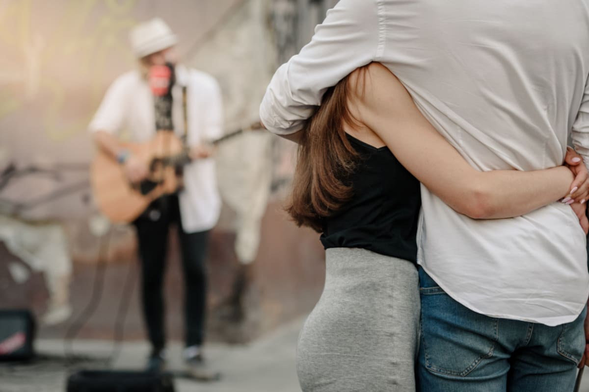 Analiza qué papel tienen las canciones en la vida sexual de las personas o cuáles son las representaciones del sexo en las partituras clásicas o los hits populares