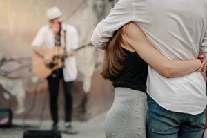 Analiza qué papel tienen las canciones en la vida sexual de las personas o cuáles son las representaciones del sexo en las partituras clásicas o los hits populares