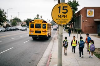 Analizan reducir los límites de velocidad en escuelas de Los Ángeles