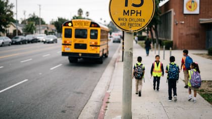 Analizan restringir los límites de velocidad en torno a las escuelas de Los Ángeles