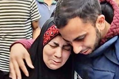 Anas Al-Sharif vela junto a su madre los restos de Jamal (65), quien murió durante un ataque aéreo