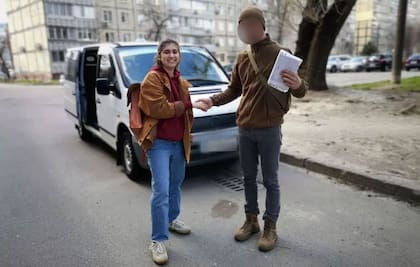 Anastasia le devolvió la camioneta a un voluntario después de regresar a salvo.