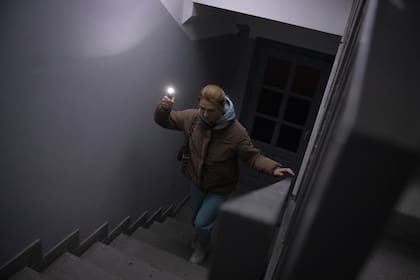 Anastasia Pyrozhenko, de 25 años, sube las escaleras de su edificio en Kiev, Ucrania, el domingo 20 de noviembre de 2022.