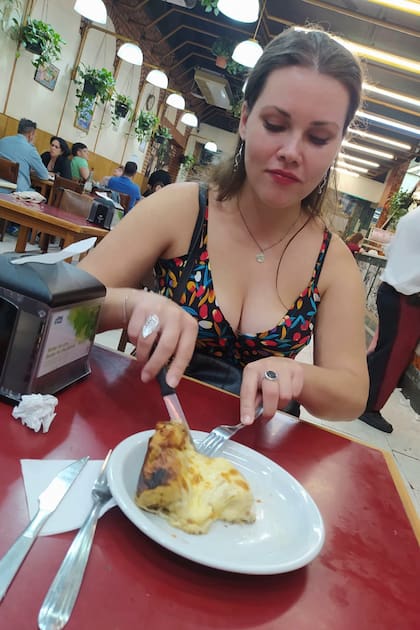 Anastasia Shevchenko aprovecha a comer platos con carne y tomar vino, que le resultan mucho más accesibles que en Rusia