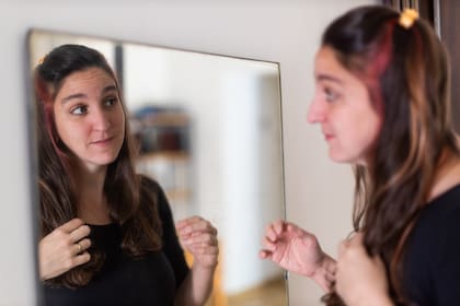 Anastasia Tovorovsky dejó que sus cejas crezcan libres y archivó la pincita de depilar