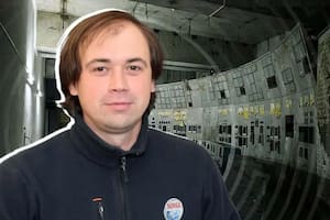 El científico de 38 años que recorre el laberinto radioactivo bajo el reactor de Chernóbil