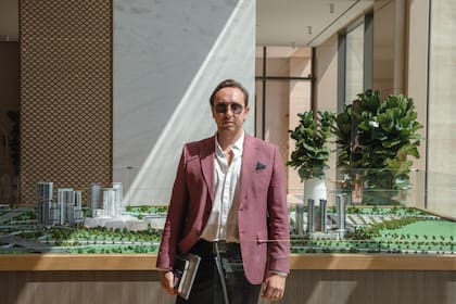 Anatoly Kamenskikh, un vendedor inmobiliario ruso del promotor de lujo Sobha, en Dubai, Emiratos Árabes Unidos, que está experimentando un boom inmobiliario impulsado por Rusia, 2 de marzo de 2023.