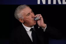 Las cábalas de Ancelotti en Brasil: del doble beso a la estampita del Padre Pío al “organizador de chicles” y otras manías