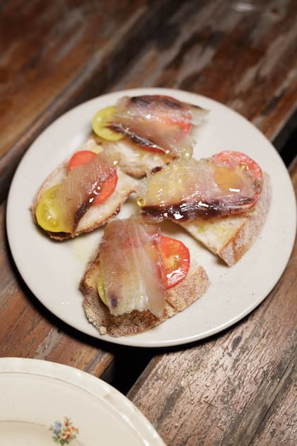Anchoa de banco curada y pan de masa madre.