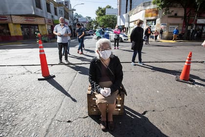 Anciana espera por pagos de jubilación
