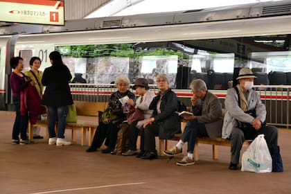 Ancianos esperan en la estación de trenes de Hakone, en Japón