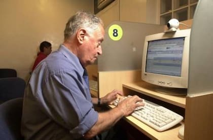 Cada vez son más las personas mayores que usan las nuevas tecnologías