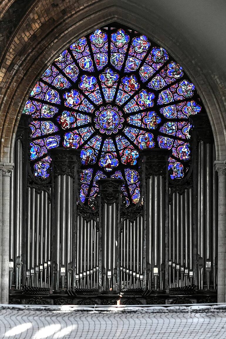 Andamios y redes para realizar los trabajos preliminares en la Catedral de Notre-Dame