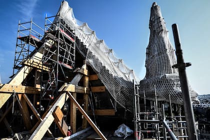 Andamios y redes para realizar los trabajos preliminares en la Catedral de Notre-Dame