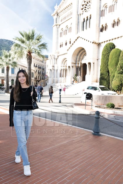 Andanin pasea por Montecarlo. Detrás, el palacio de los Grimaldi, símbolo del principado y escenario de los momentos más importantes en la vida de la familia real.