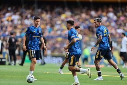 Ander Herrera, Alan Velasco y Lautaro Di Lollo, en la entrada en calor en la Bombonera; el defensor fue la figura de Boca en el debut en el torneo Apertura 2026