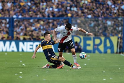 Ander Herrera en un duelo con Acuña