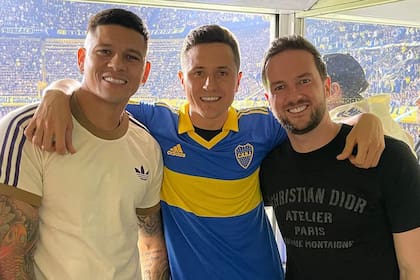 Ander Herrera junto a Marcos Rojo y su representante, Kristian Bereit, en un palco de la Bombonera