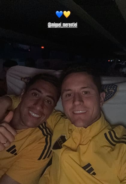Ander Herrera sonríe junto a Merentiel en el micro, tras el agónico 2 a 1 de Boca sobre Estudiantes en La Plata (instagram.com/anderherrera)
