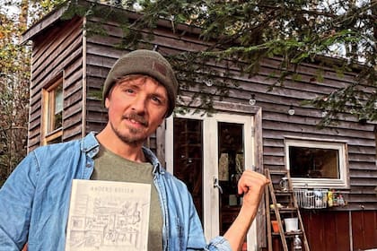 Anders Boisen, un danés de 37 años, vive en una pequeña cabaña que construyó con sus manos