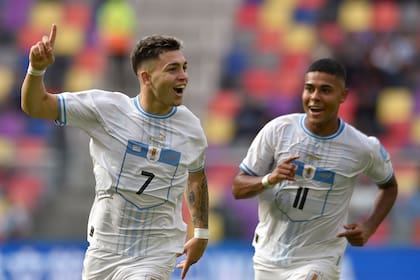 Anderson Duarte (izquierda) celebra su gol ante Gambia junto con Juan Santos (derecha); Uruguay se clasificó a cuartos de final del Mundial Sub 20.