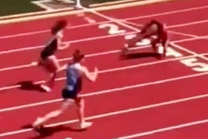 Anderson ganó la final de los 100 metros con vallas del campeonato estatal de la Asociación de Actividades Escolares de Oregon tras llegar a la meta rodando