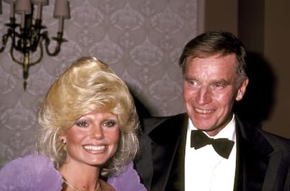 Anderson junto al actor Charlton Heston