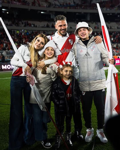 Anderson y sus tres hijos Lola, Emma y Bastián acompañaron a Demichelis en su etapa como DT de River (Foto: Instagram @evangelinaanderson)